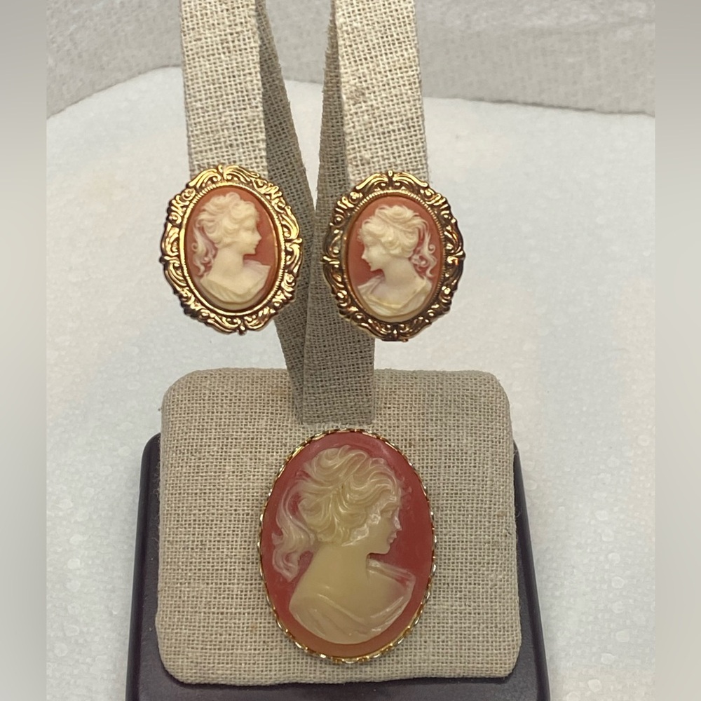 🔥 Vintage Romantic Cameo Suite – Gold Plated Brooch & Earrings